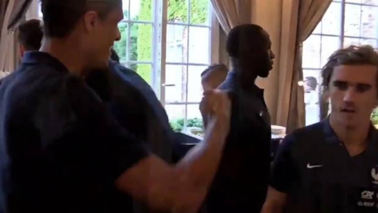 Griezmann no estrecha la mano de Varane