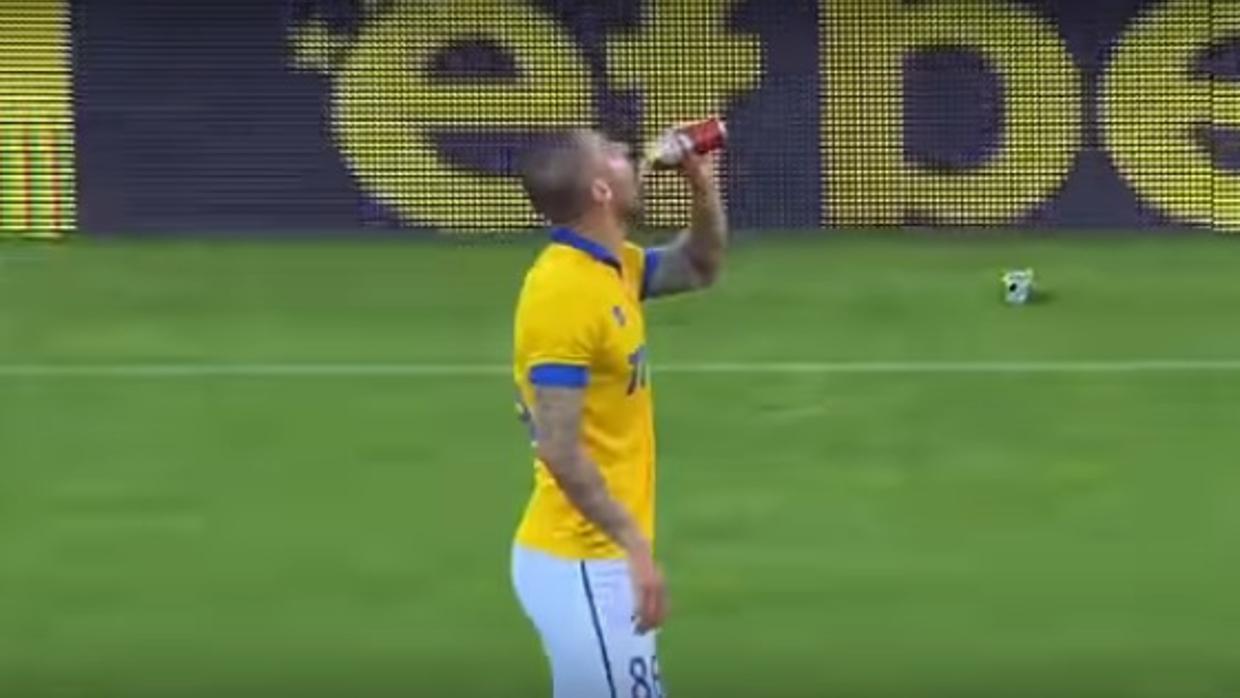 Ivan Bandalovski, mientras toma el trago de la cerveza en la liga búlgara