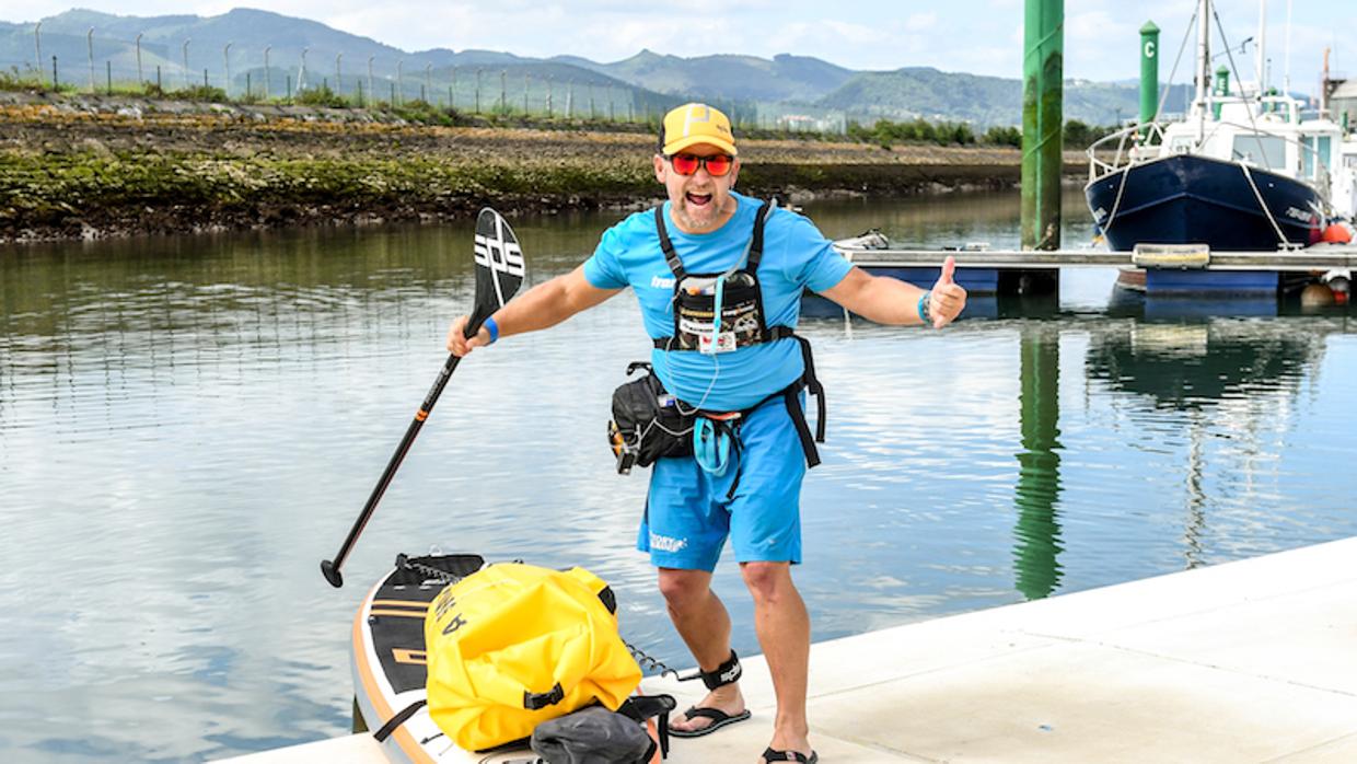 Antonio de la Rosa antes de empezar su gran reto con la tabla de paddle-surf