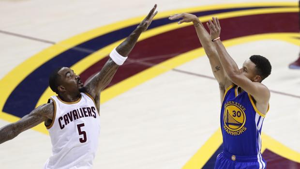 J. R. Smith trata de frustrar un intento de triple de Curry