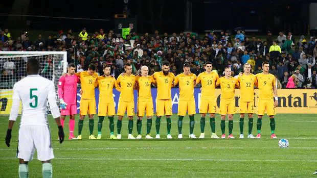 Imagen de los jugadores de Australia mientras guardan el minuto de silencio
