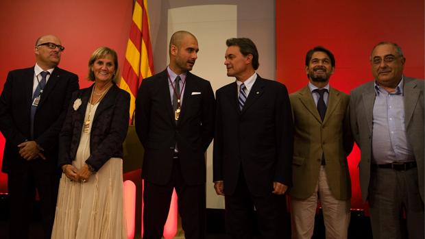 Pep Guardiola, junto a Artur Mas, tras recibir la medalla de oro del Parlament en 2011
