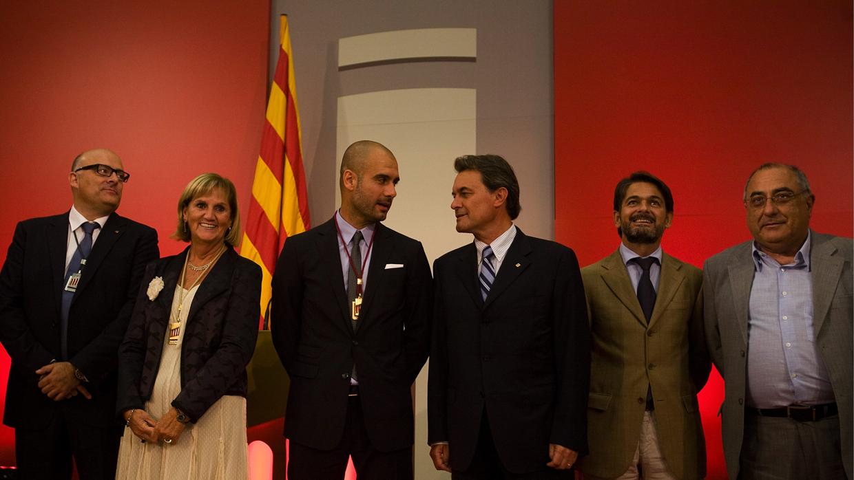 Pep Guardiola, junto a Artur Mas, tras recibir la medalla de oro del Parlament en 2011