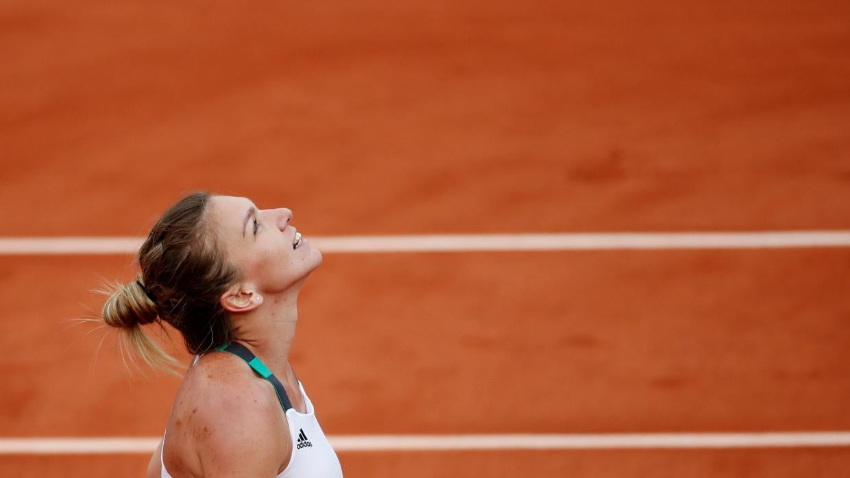 Simona Halep sonríe durante su partido de semifinal contra Pliskova