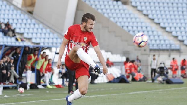 Un gol de Morcillo da la permanencia al Almería