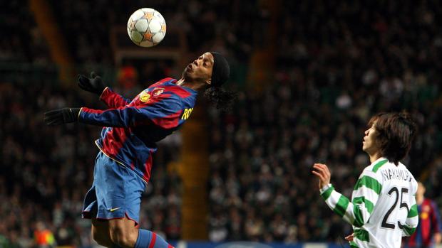 Ronaldinho controla un balón en su etapa en el Barcelona