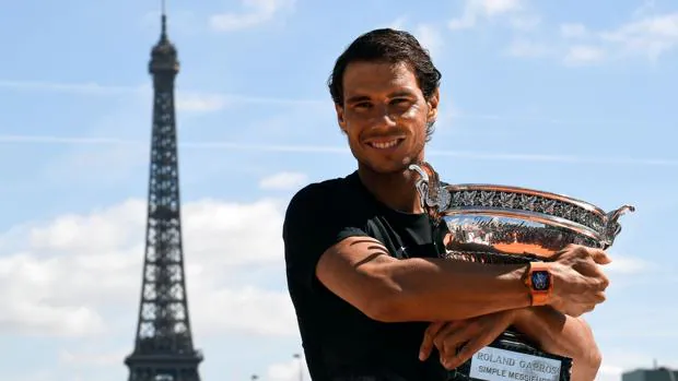 Nadal, ayer, ante la Torre Eiffel con el trofeo de campeón