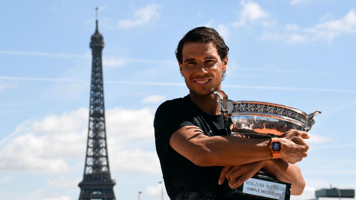 Nadal, ayer, ante la Torre Eiffel con el trofeo de campeón