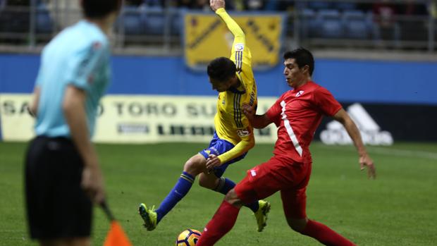 Diego González con el Sevilla Atlético en un partido disputado en Carranza