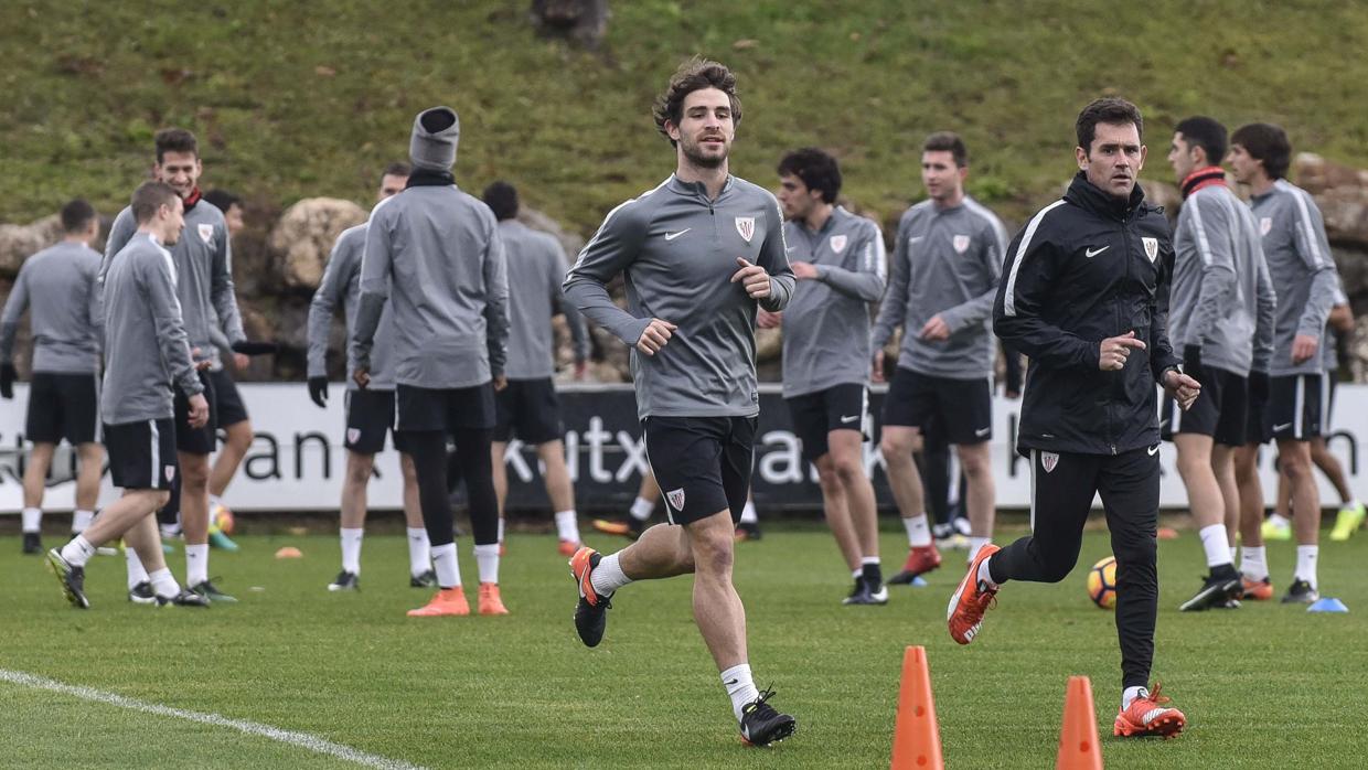 Yeray Álvarez junto a la plantilla del Athletic Club en un entrenamiento.