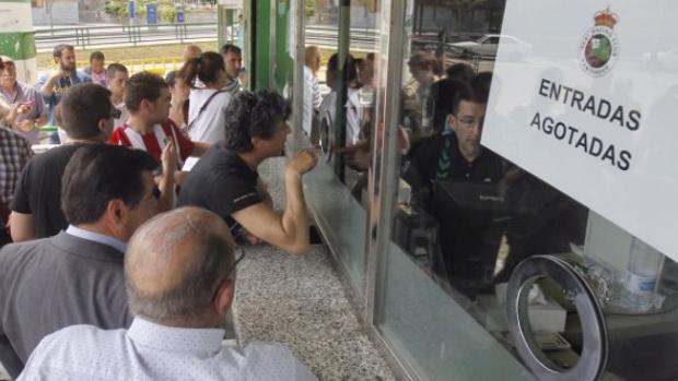 Aficionados del Racing en las taquillas de El Sardinero