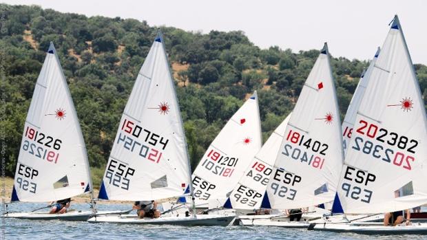 Oscar López y Ander Carmona se colocan líderes de la Copa de España Laser