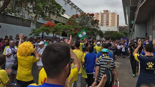 Las aficiones del Cádiz CF y del Tenerife, unidas antes del partido