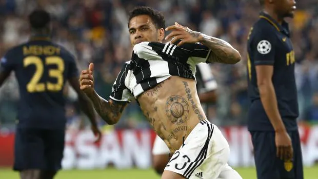 Alves celebra un gol con la Juventus