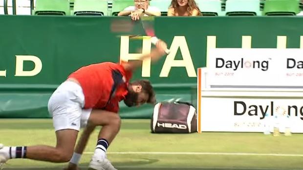 Benoit Paire sufre un insólito ataque de ira en Halle