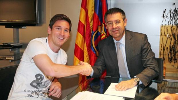 Messi junto al presidente del Barcelona, Jospè Maria Bartomeu