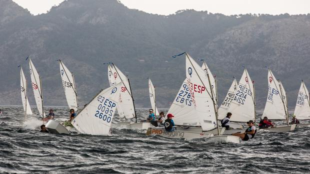 Alberto Morales y Arnau Gelpi, líderes en Port Pollença