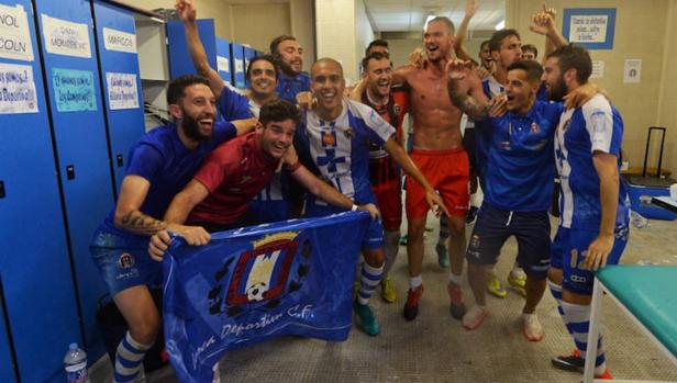 Los jugadores del Lorca Deportiva celebran el ascenso a Segunda B