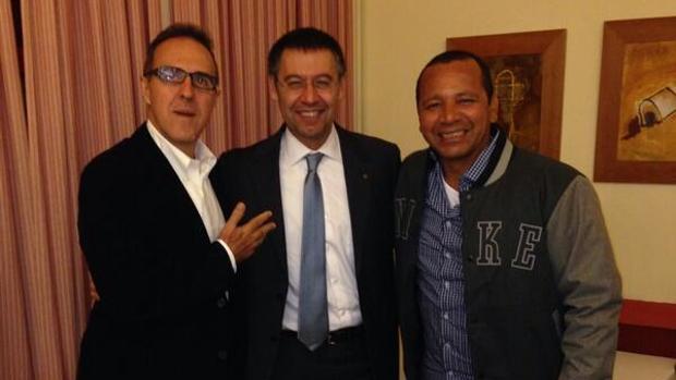 Josep Maria Bartomeu junto al padre de Neymar y al agente Wagner Ribeiro
