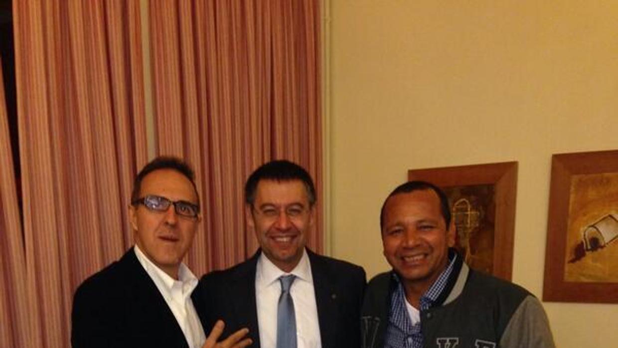 Josep Maria Bartomeu junto al padre de Neymar y al agente Wagner Ribeiro