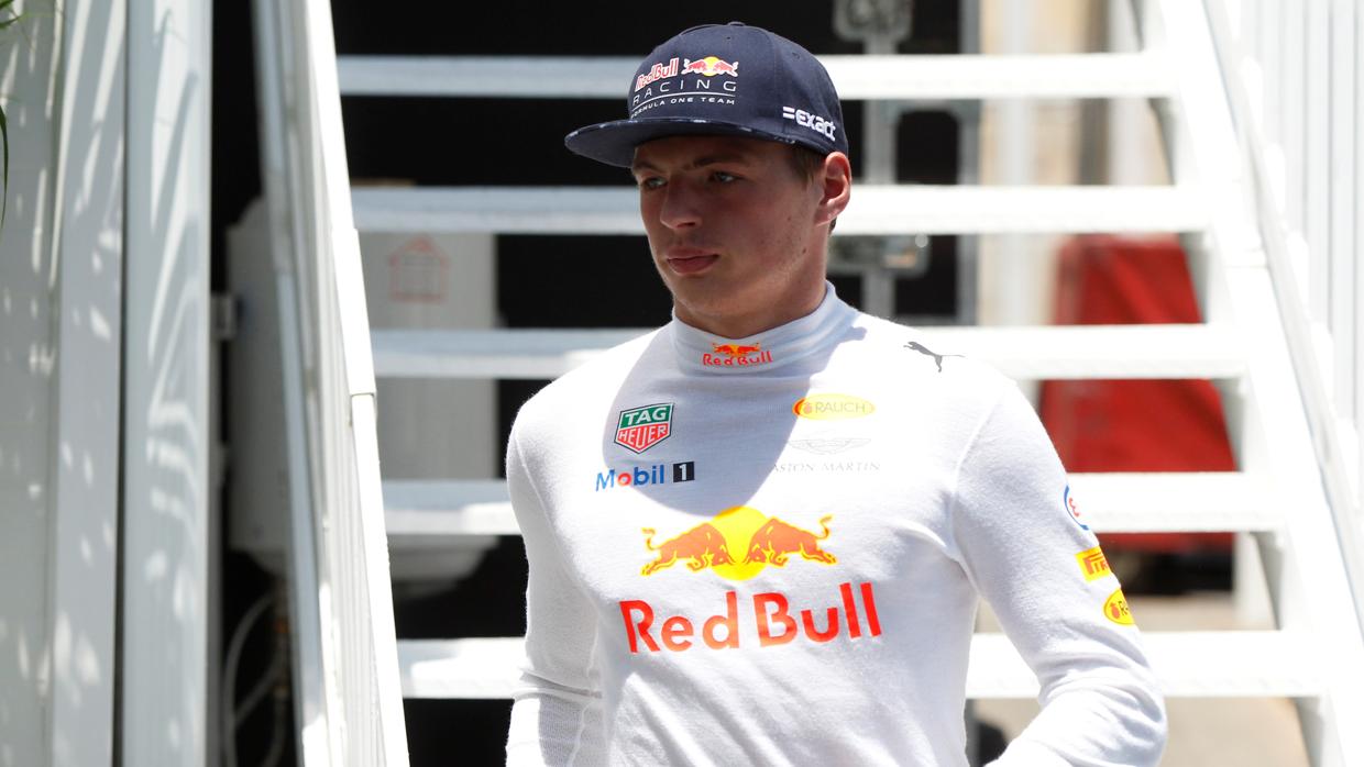 Malas caras de Max Verstappen con los jefes de Red Bull