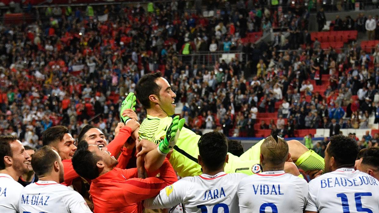 Los jugadores de Chile celebran el pase a la final de la Copa Confederaciones