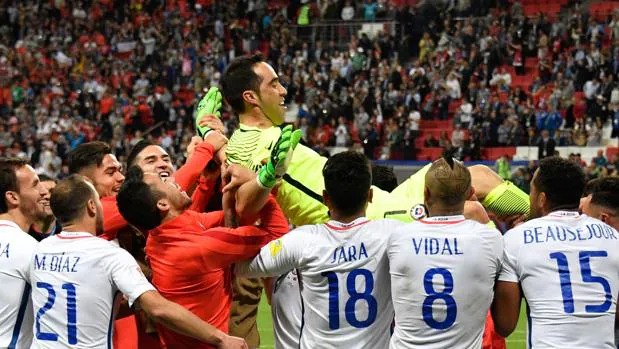 Los jugadores de Chile celebran el pase a la final de la Copa Confederaciones