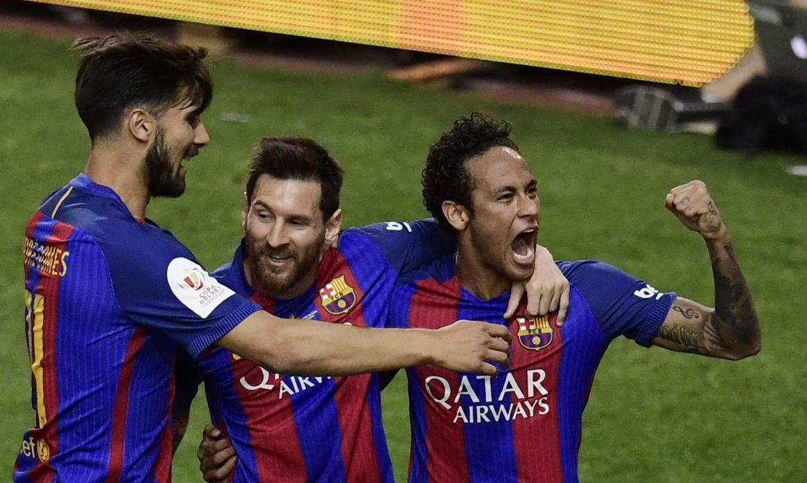 Neymar celebra un gol del Barceloa junto a Leo Messi y André Gomes