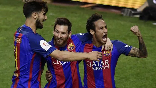 Neymar celebra un gol del Barceloa junto a Leo Messi y André Gomes
