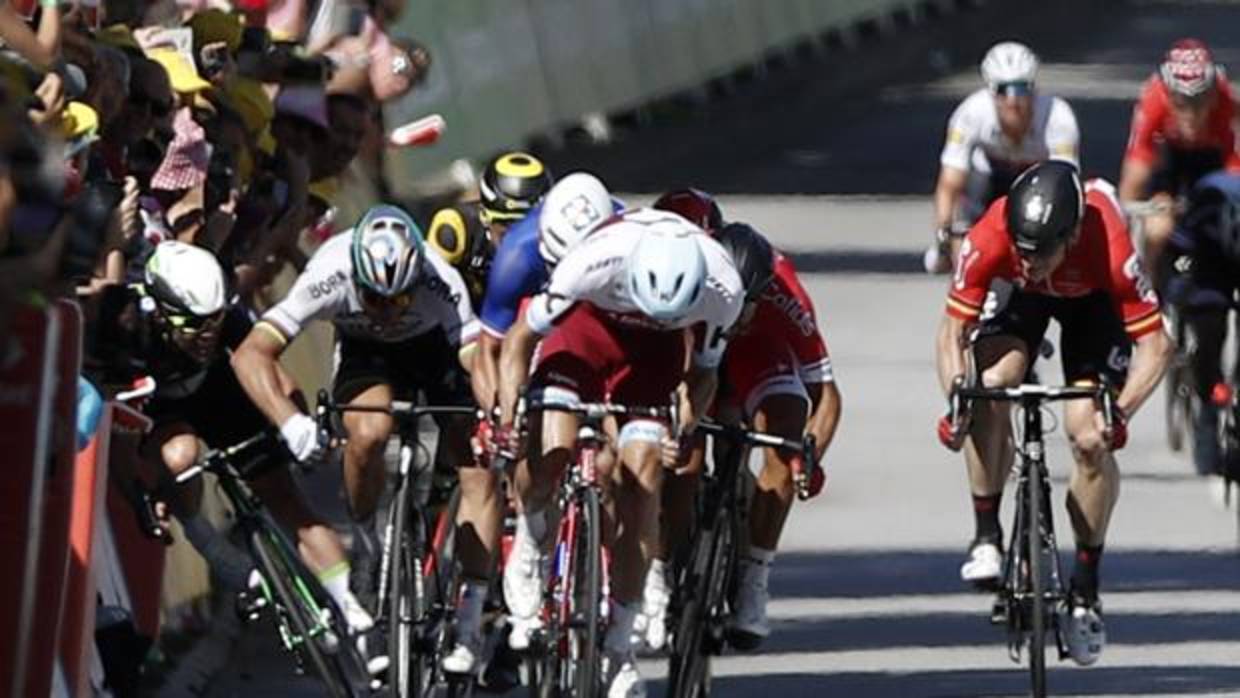 Peter Sagan, expulsado por su codazo a Mark Cavendish