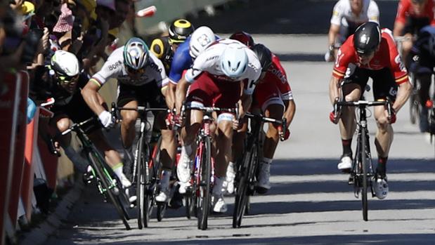 Sagan manda a Cavendish al hospital con un feo codazo