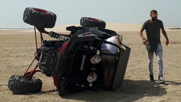Imagen del «buggy» volcado que el propio Piqué subió a su cuenta personal de Instagram