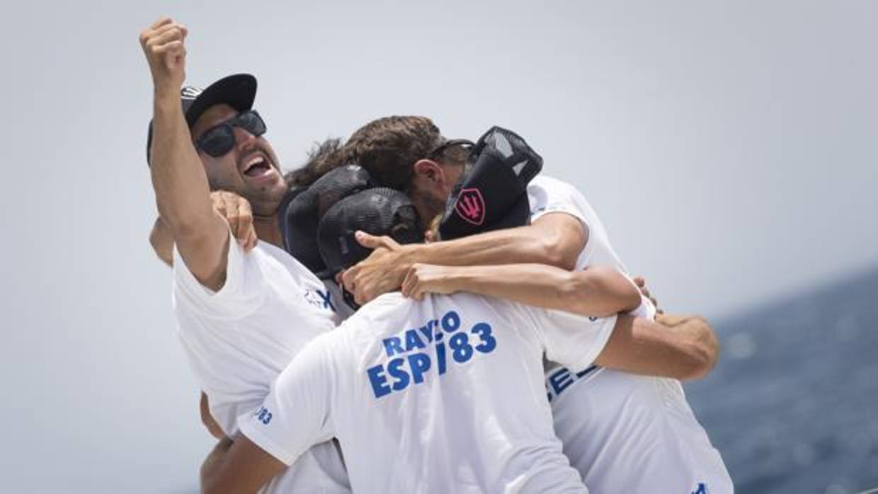 Andrés García (Peña Fuentealbilla), Andrés Iniesta y el gerente del club, Eduardo Carrillo