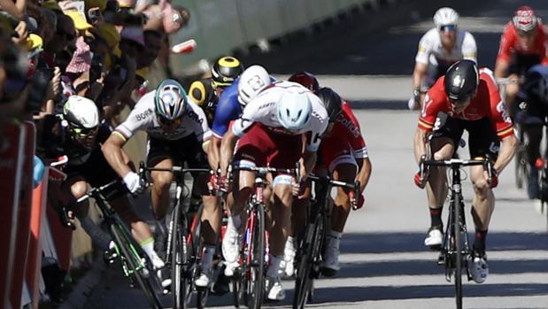 Peter Sagan fue expulsado del Tour después de derribar de un codazo a Mark Cavendish