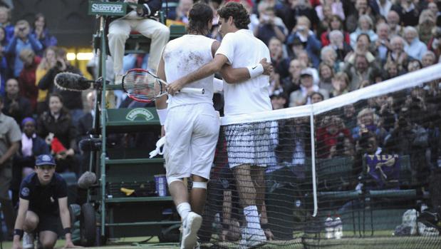 Imagen de archivo del abrazo entre Nadal y Federer al finalizar la final de 2008