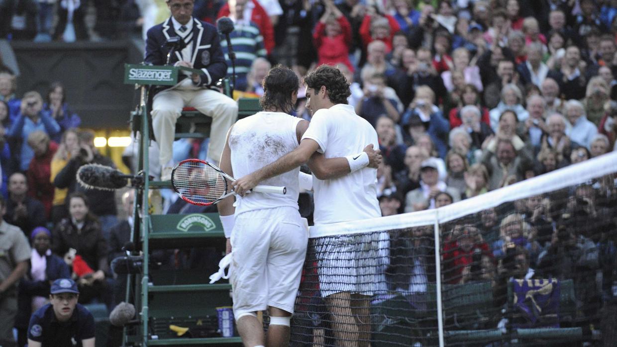 Imagen de archivo del abrazo entre Nadal y Federer al finalizar la final de 2008