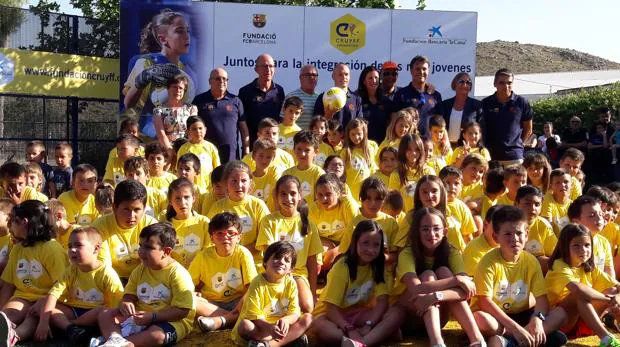 Andrés Iniesta junto a los niños que participaron en la inauguración de Cruyff Court en Fuentealbilla