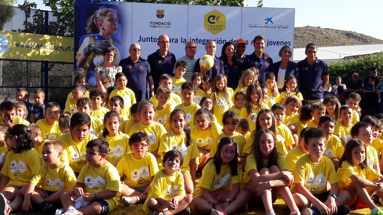 Andrés Iniesta junto a los niños que participaron en la inauguración de Cruyff Court en Fuentealbilla