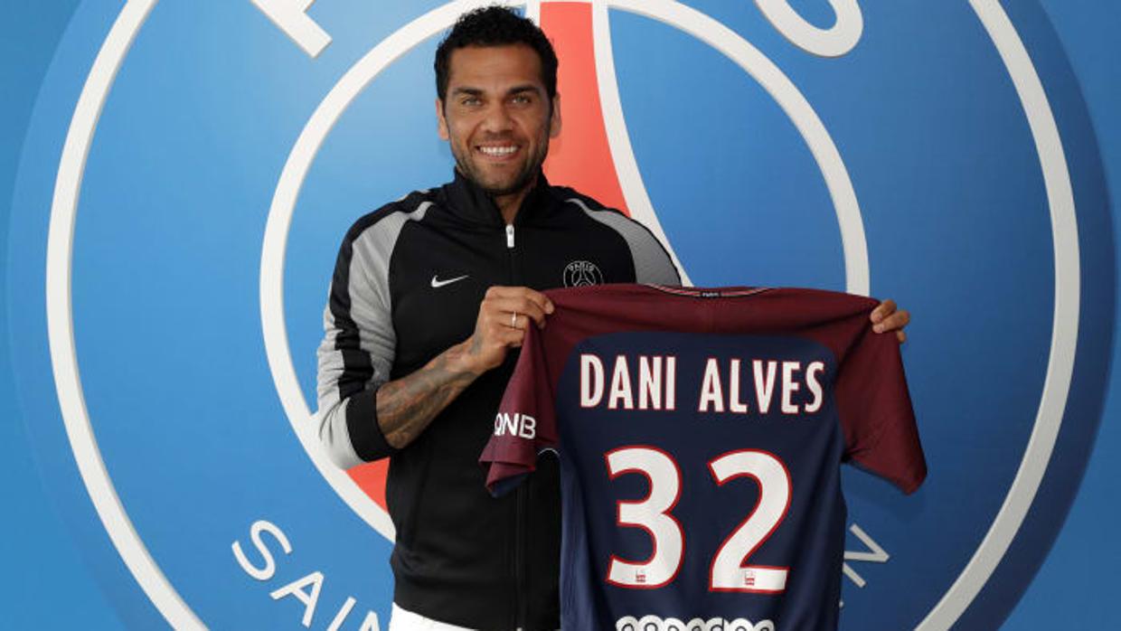 Dani Alves con su nueva camiseta