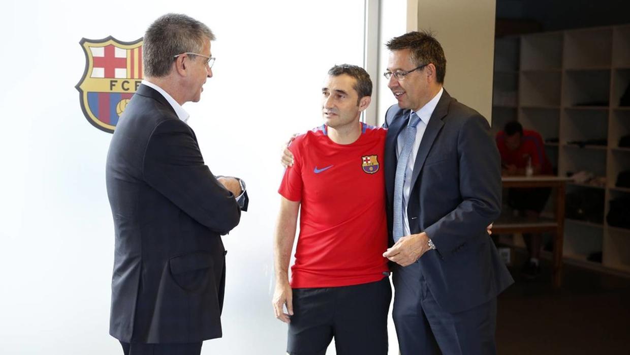 Josep Maria Bartomeu y Jordi Mestre junto a Ernesto Valverde