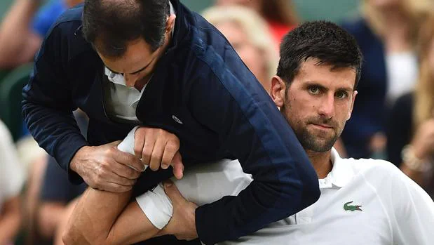 Novak Djokovic, atendido durante su partido contra Berdych