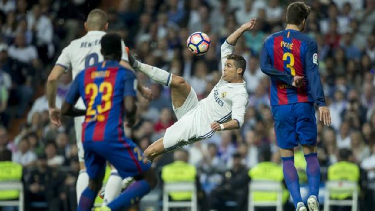 Ronaldo remata un centro durante el último Real Madrid-Barcelona