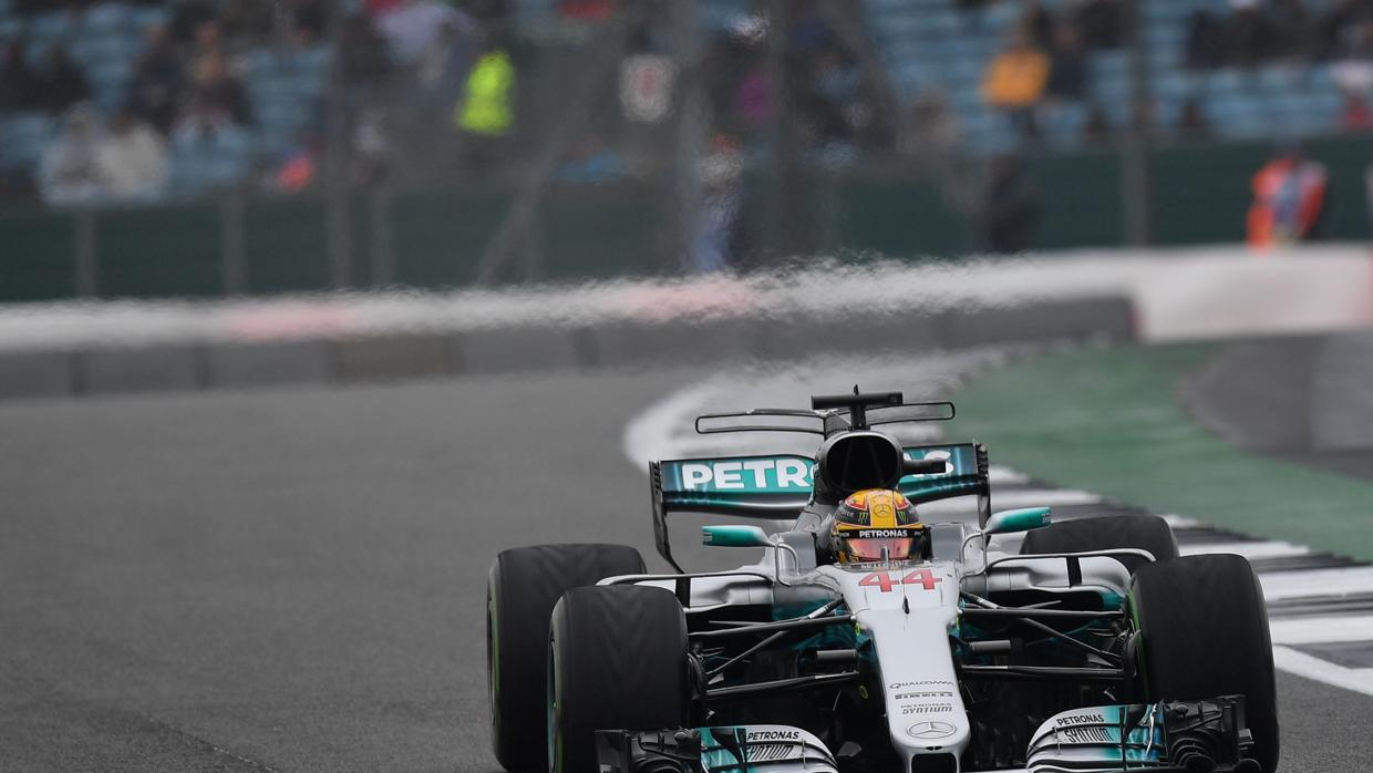 Hamilton durante la sesión de clasificación del Gran Premio de Gran Bretaña, en Silverstone