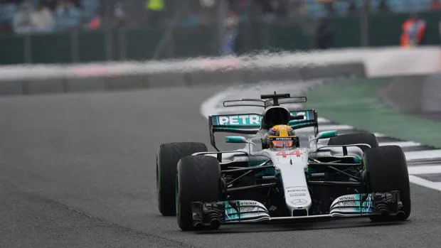 Hamilton durante la sesión de clasificación del Gran Premio de Gran Bretaña, en Silverstone