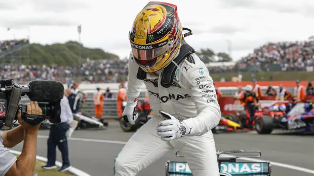 Lewis Hamilton celebra su victoria en SIlverstone