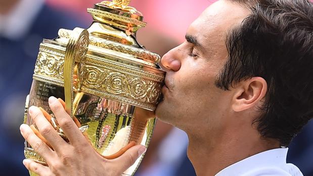 Roger Federer besa el trofeo de Wimbledon