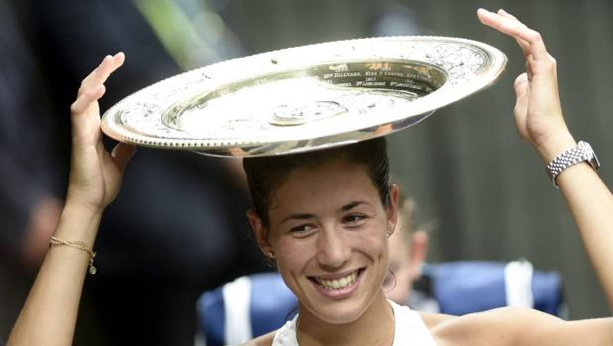 Muguruza, con el trofeo de Wimbledon