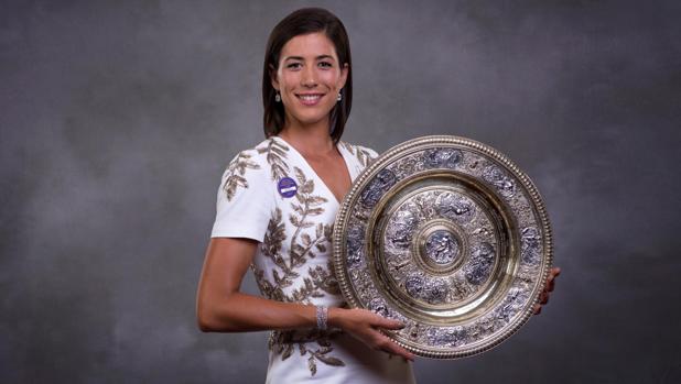 Muguruza posa sonriente con su trofeo durante la cena de gala a los campeones de Wimbledon