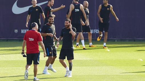 Valverde bromea con Messi y Suárez durante el entrenamiento