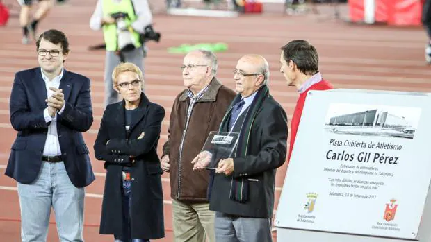 Sánchez Paraíso, en el centro, junto al alcalde de Salamanca y varios exatletas